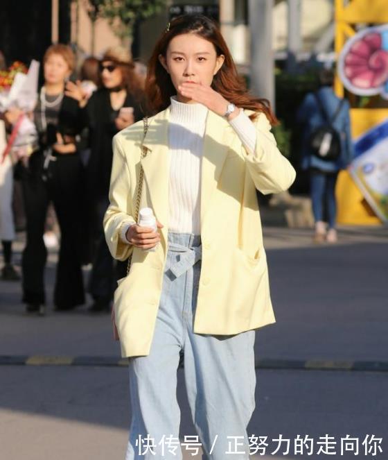 「短袖」街拍:软玉温香的美女,一件橙色短袖配白色短裙,时尚青春靓丽美