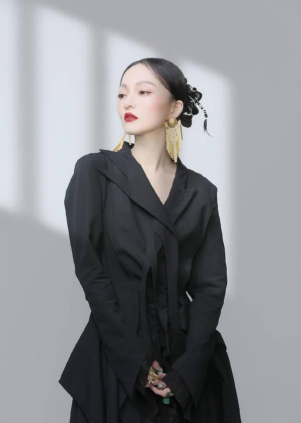  「乞丐」张韶涵为了美真拼，戴超大耳饰耳朵摇摇欲坠，风衣剪成了乞丐服