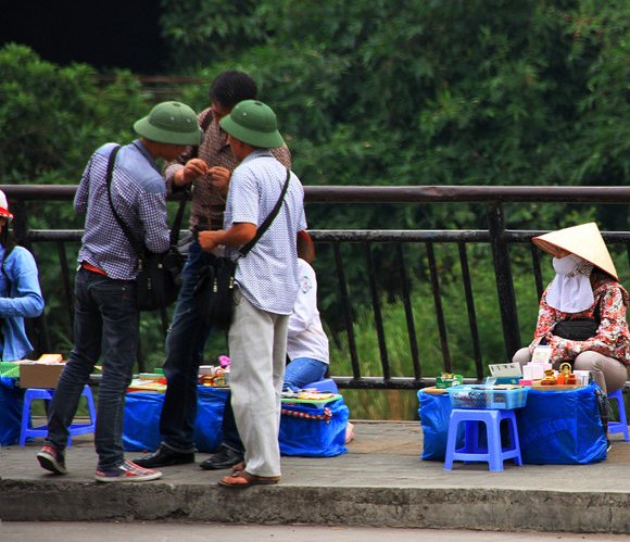 实拍中越边境:中国人一出门,越南人就围了上来