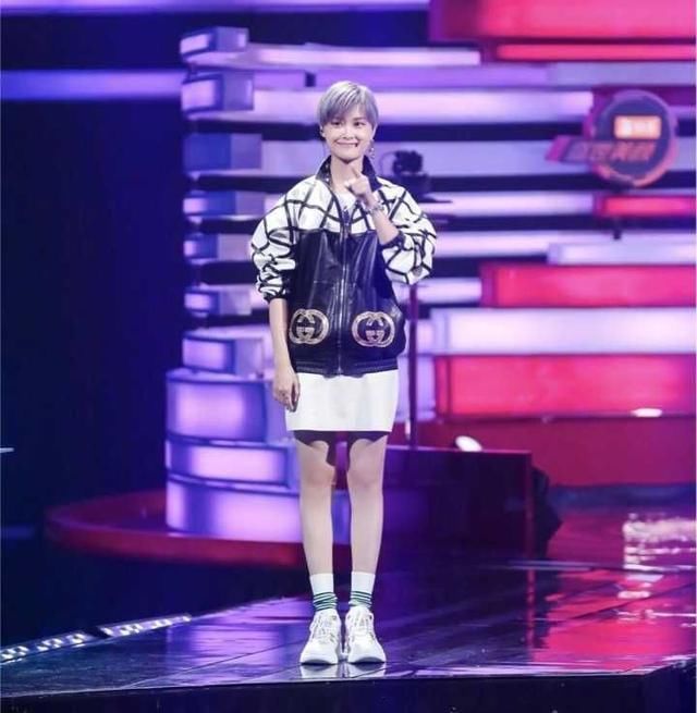 李宇春不穿短裤，真不知道她腿这么好看，可惜衣服太像“厂服”了