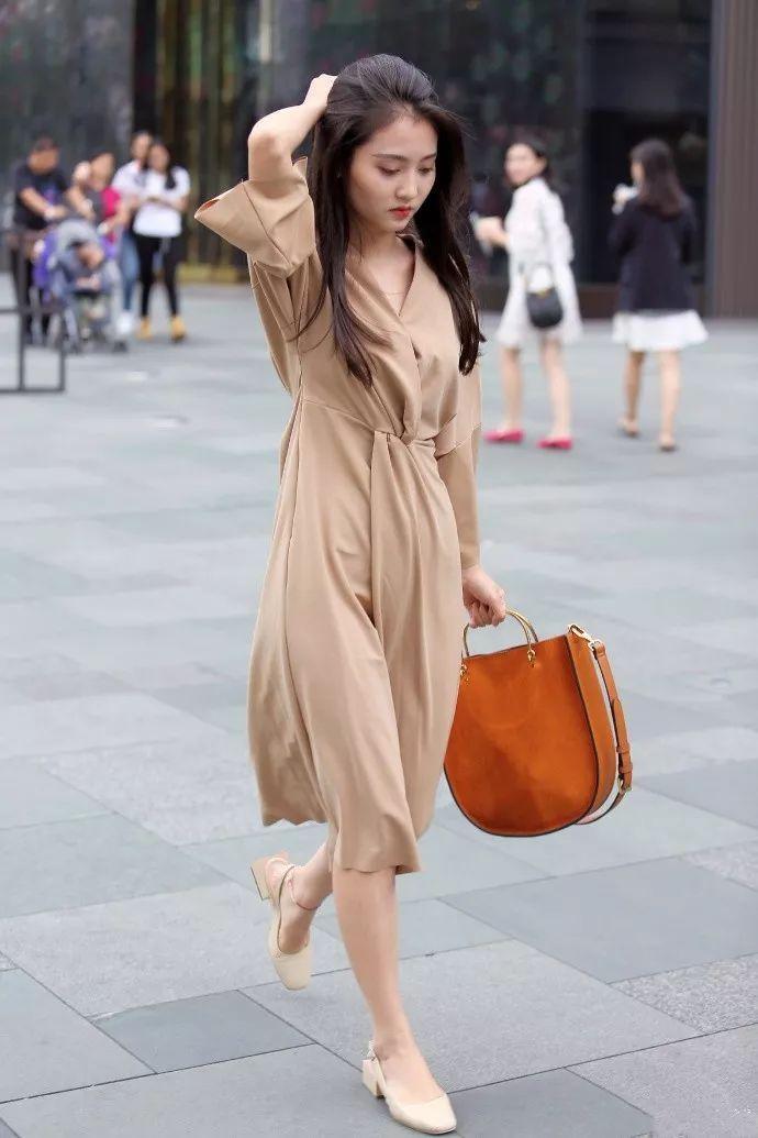 路人街拍: 穿着“睡衣”上街的小姐姐, 一举一动如同贵妇一般