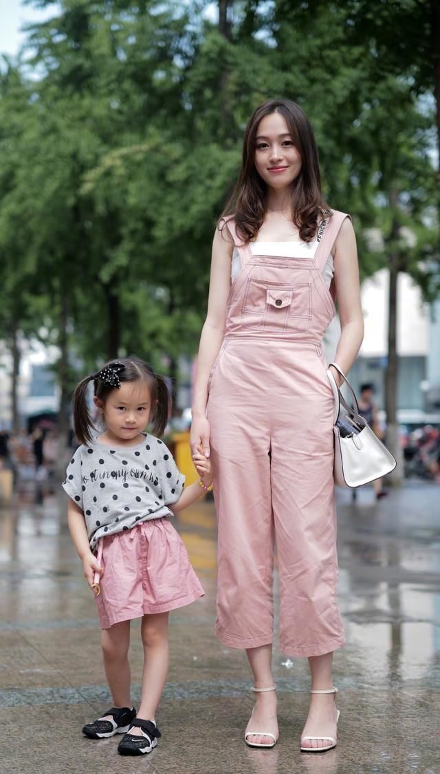 路人街拍，只要穿的够迷人，一个背影就能迷倒一大片