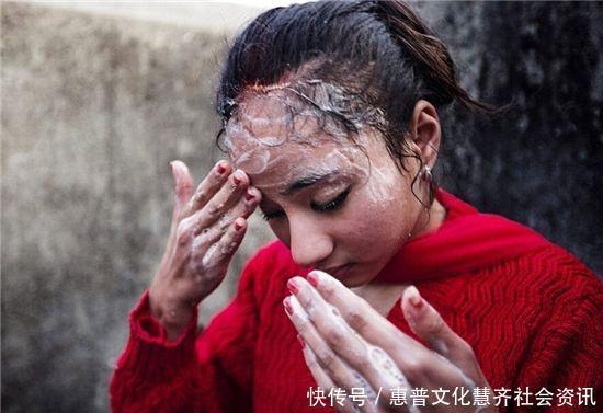 尼泊尔“活女神”废除后该如何生活满是心酸,游客看了偷偷抹泪!