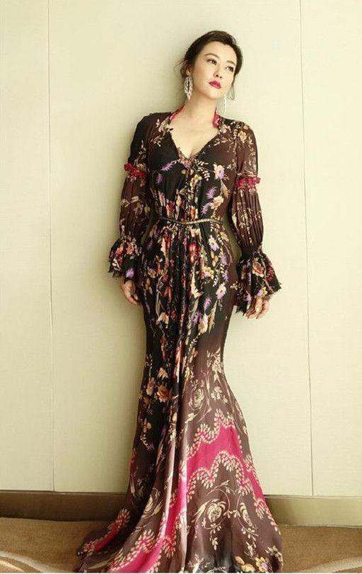 郝蕾真大胆! 穿的蕾丝连衣裙也太透明了 网友: 根本遮不住还不如