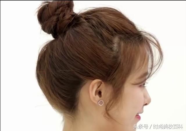 美妆教程夏日里三种适合女生的发型，分分钟就能搞定