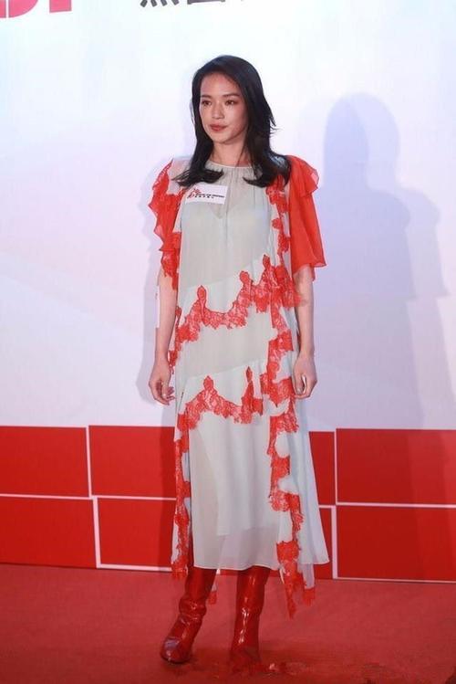 土掉渣!舒淇“红蕾丝裙和红皮靴”,农村结婚都不这么穿了!