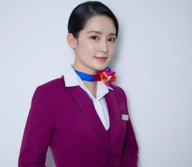 『镂空』《中国机长》主演之一李沁身穿白色镂空内搭接受采访,空姐服超美