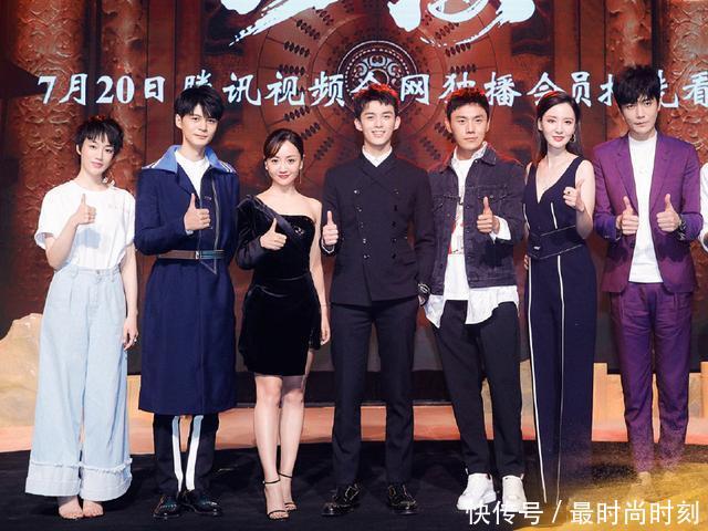 张萌连体裤现身尽显大长腿,网友:我只看到了两条线好