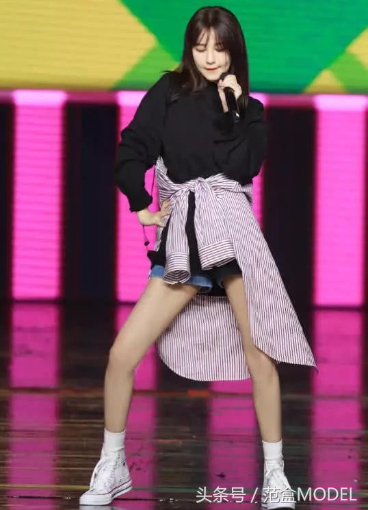 李菲儿秀出一双大长腿让人羡慕不已，不比杨幂差