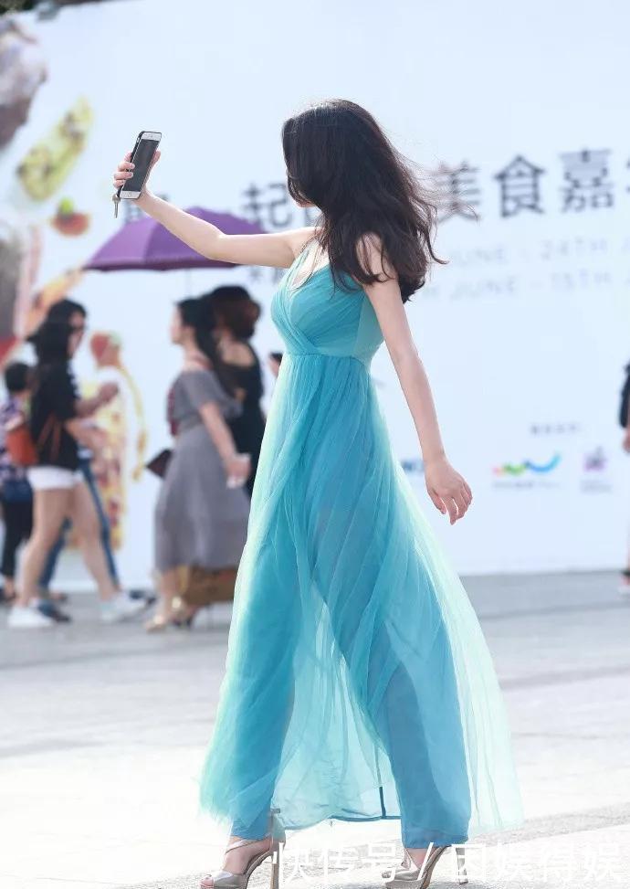 「美女」身材丰腴的美女,一件靓丽时尚的橙色长裙穿搭的修身又迷人
