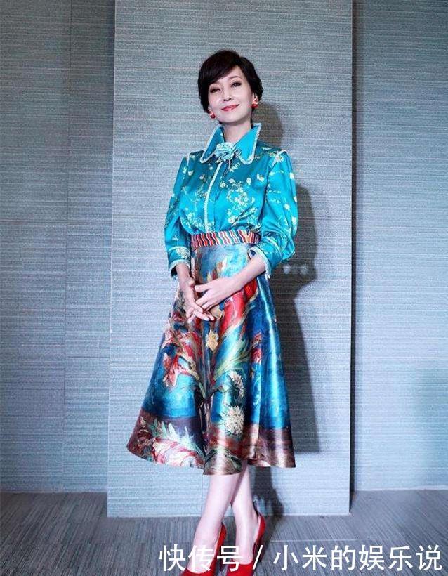 赵雅芝参加活动,这裙子超美的,脚上穿的鞋子怎么样?