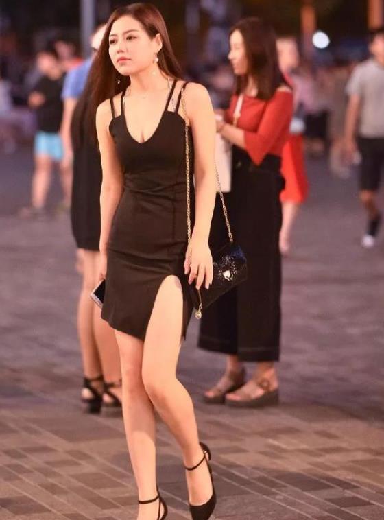  气质|街拍：窈窕淑女的美女，一条一字肩连衣裙，优雅气质迷人