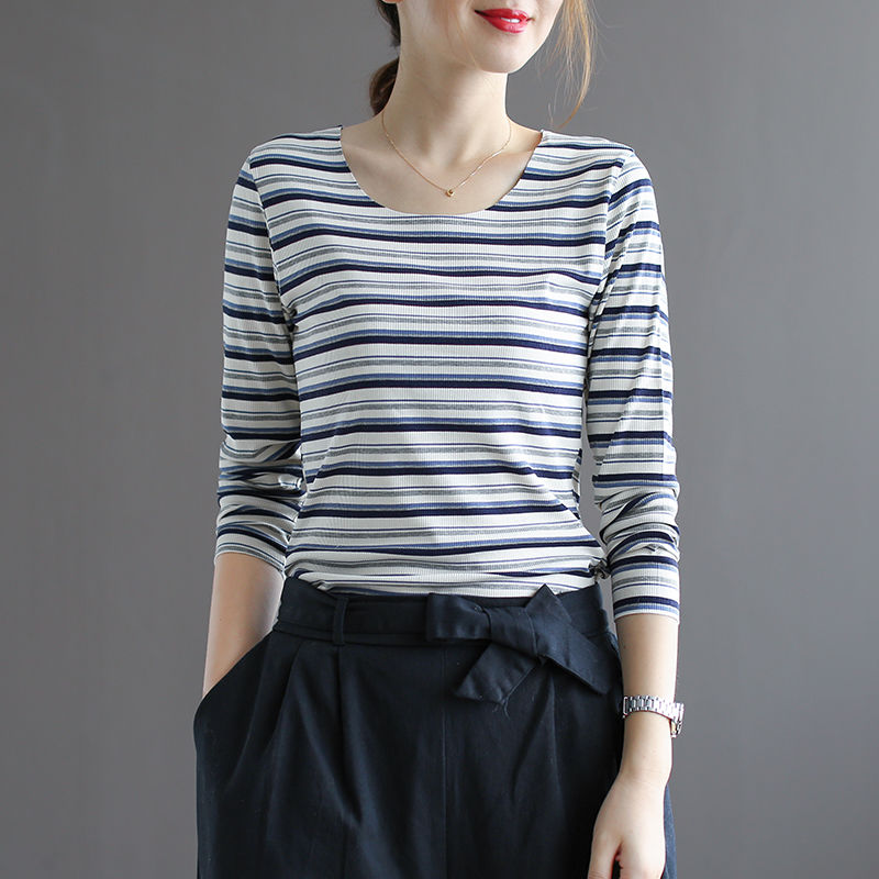 个子矮的女人有福了!用这些棉麻小衫配短外套，美的就是与众不同