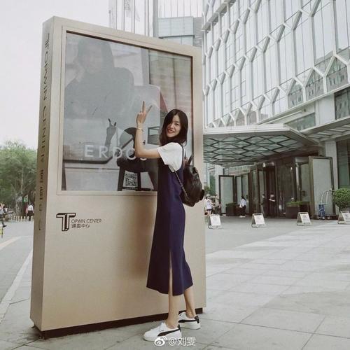 跟刘雯学穿T恤，做个精致的猪猪女孩~