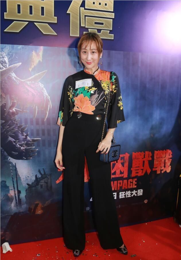 蒋丽莎连生四个娃老的快?贾静雯也生三个了,还活得像个少女!