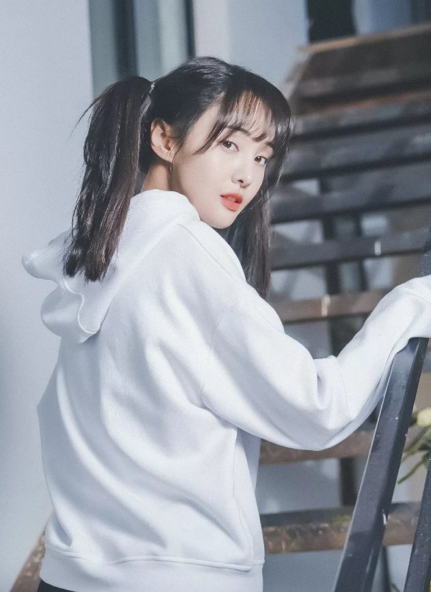 「动作」郑爽重返“楚雨荨”造型，一样的发型和动作，却因一个细节泪奔