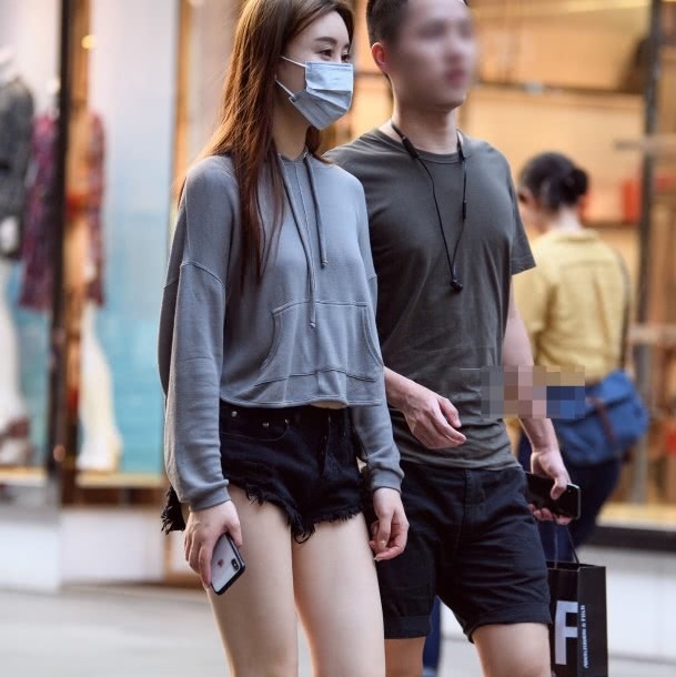 小姐姐的长发长飘飘，上身穿着宽松的唯一，宽松的卫衣展现出青春