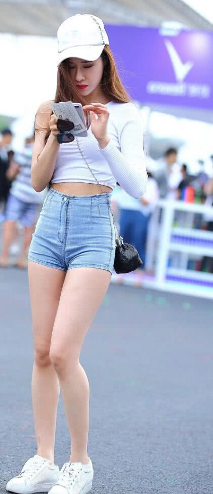 高挑小姐姐白色不规则露肩紧身衣勾勒迷人曲线，十分吸睛