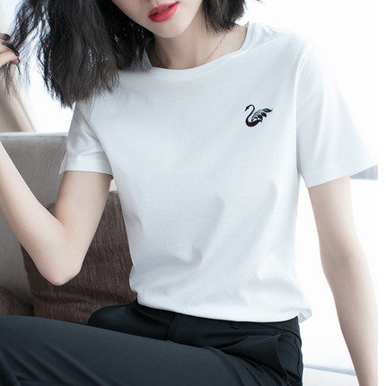 70后女人别穿的花里胡哨的，土气!穿简约款短袖，越简单越洋气