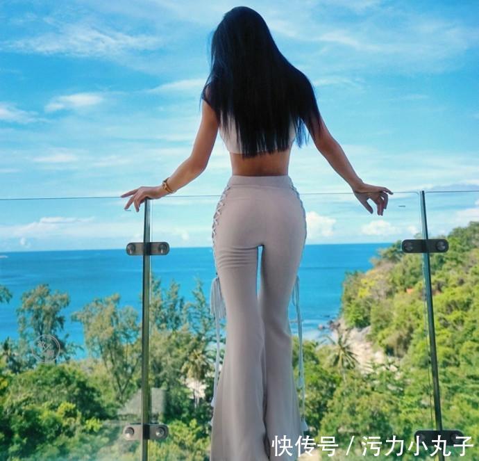 街拍：清纯可爱的小姐姐大长腿搭配休闲黑高跟，气质不俗！