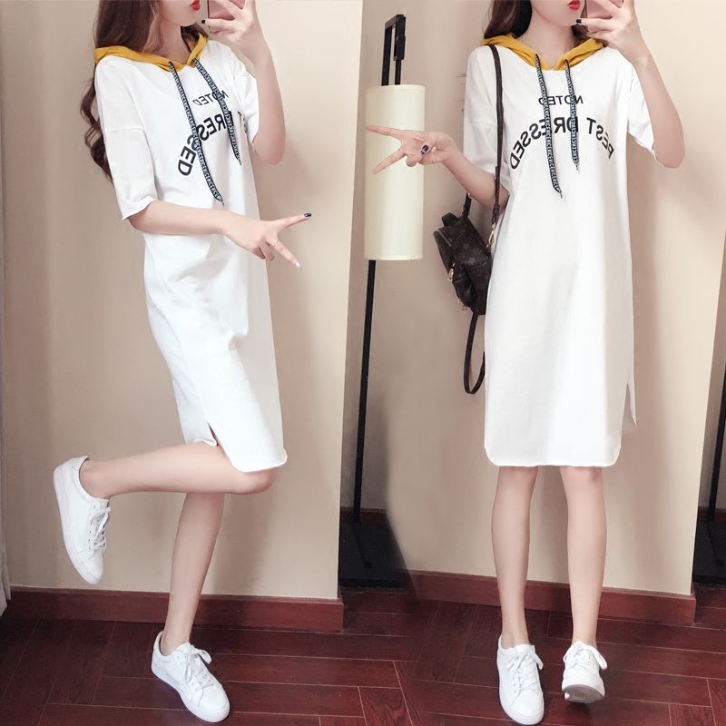 现在80后女人真敢穿，裙子大胆的开个叉，满满都是回头率