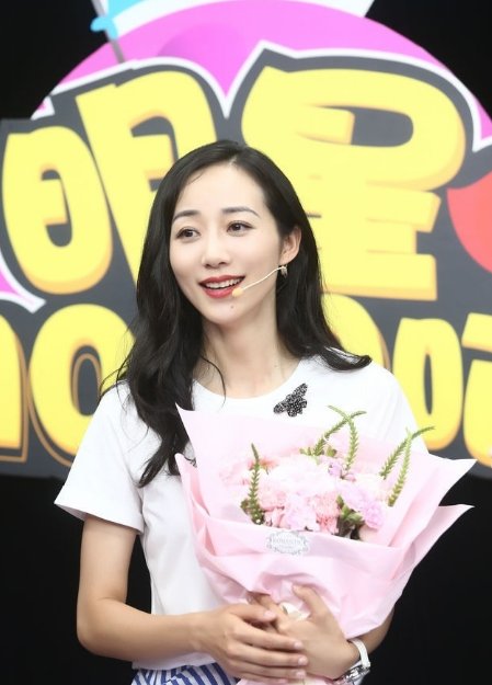 韩雪白皮肤撩发甜笑 女神范十足