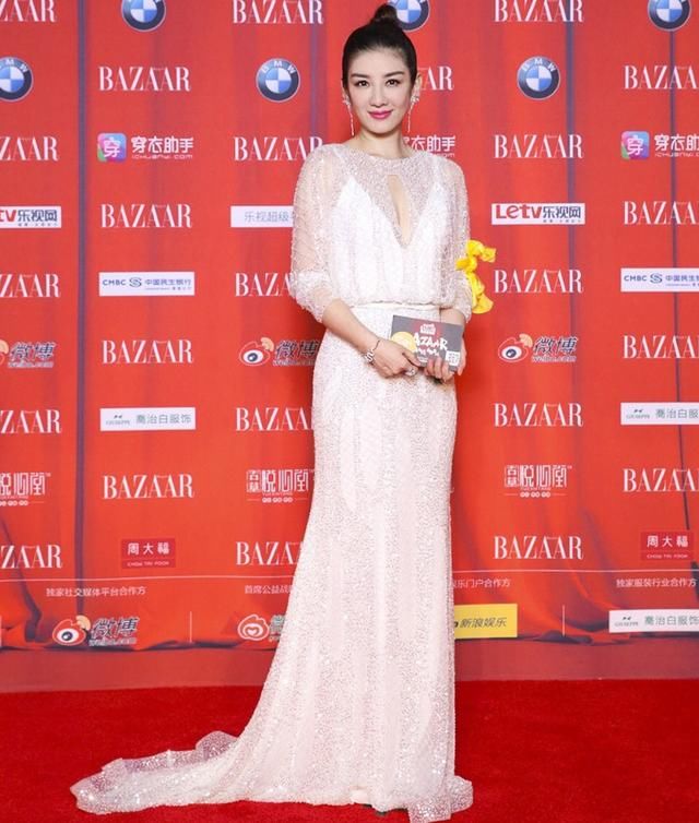 黄奕果然老了，都穿了深V裙还要多加层纱，看着不像只有40岁！