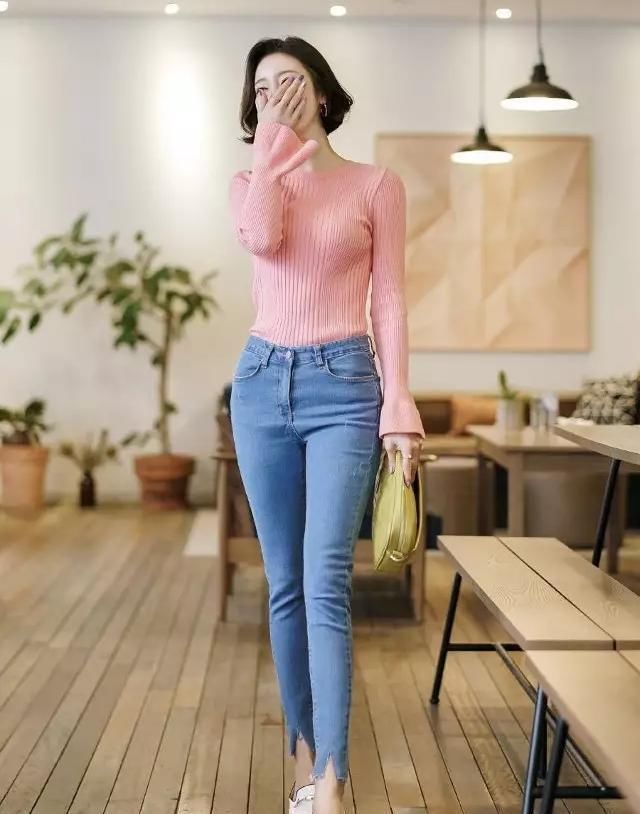 时尚紧身裤,尽显女性魅力,时尚美女风姿迷人令人心动