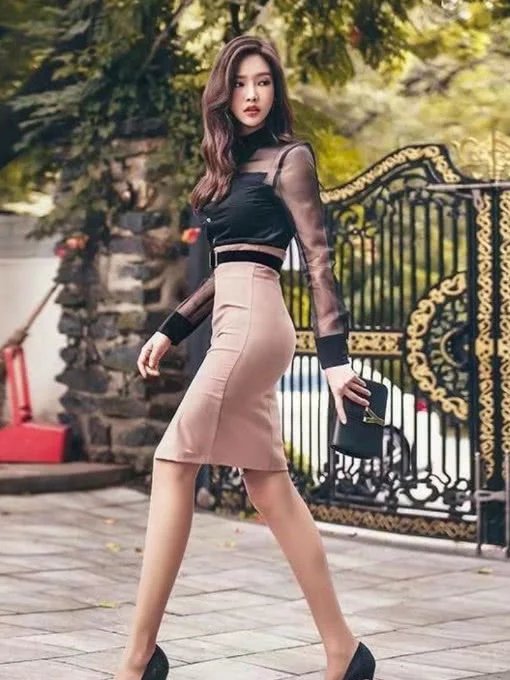 包臀裙的小姐姐性感优雅，勾画出的完美的曲线难道你不想来看看吗