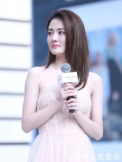  「身穿」徐璐超有气质女神范，不整容就是美，身穿抹胸连衣裙优雅大气