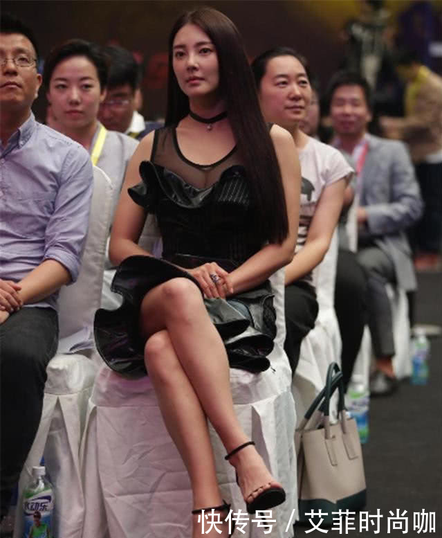 张雨绮穿粉色衬衫透到露内衣，跟没穿差不多，网友：果然够性感！