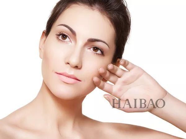 92年周冬雨跟00后易烊千玺宛如同龄人?!出道8年越来越嫩竟是因为.