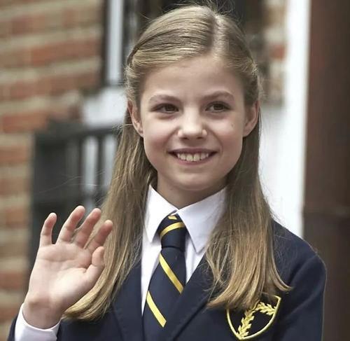 穿出优雅夏日风，我听这位西班牙王后的