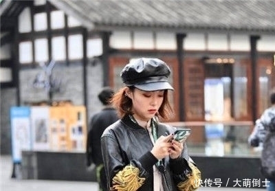  『尽显』街拍：羞涩可人的小姐姐，大长腿十分亮眼，尽显性感女人味