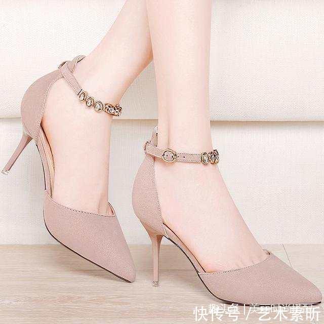 姑娘，你裙装那么美，还需一双高跟鞋，衬托你的优雅气质