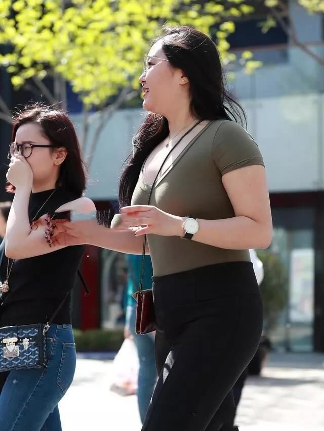 街拍:厉害了我的姐, 这身材也是没谁了，这都敢穿,就服你!