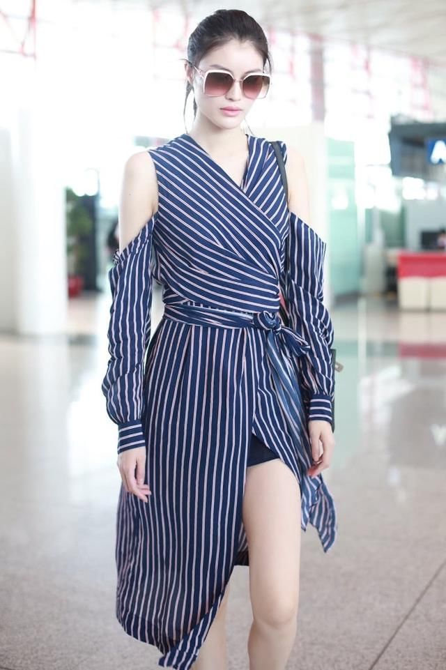 何穗现身机场 条纹裙高叉开到露出打底裤 超模的时尚你不懂