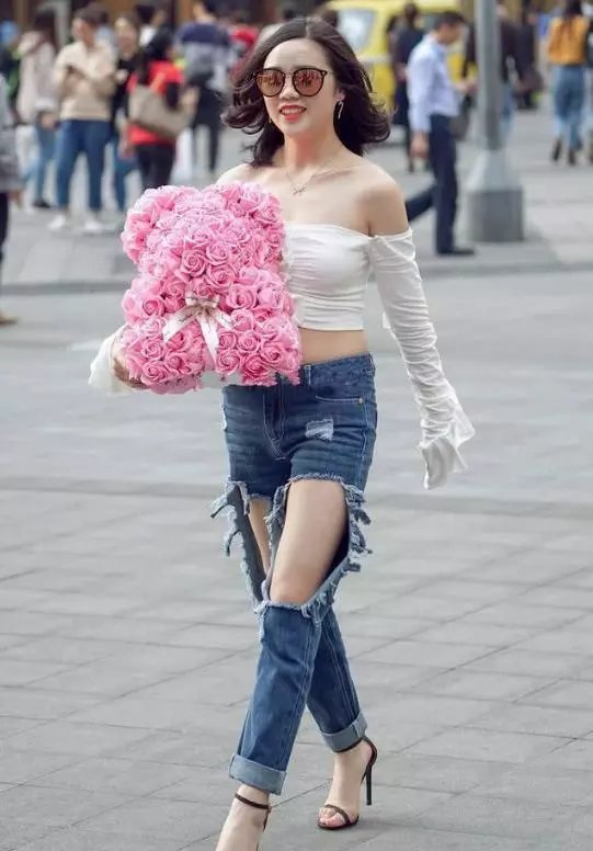 路人街拍，小姐姐身材很好，青春又有活力