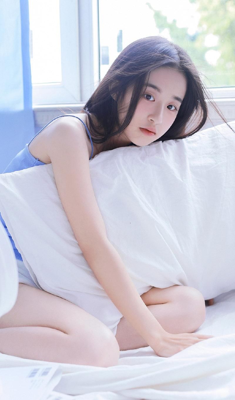 娇嫩美女性感诱人吊带衫私房图片