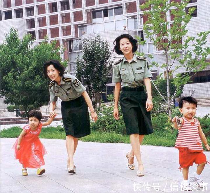 还记得这对双胞胎姐妹花吗 99年阅兵式上引人注目, 如今怎样了