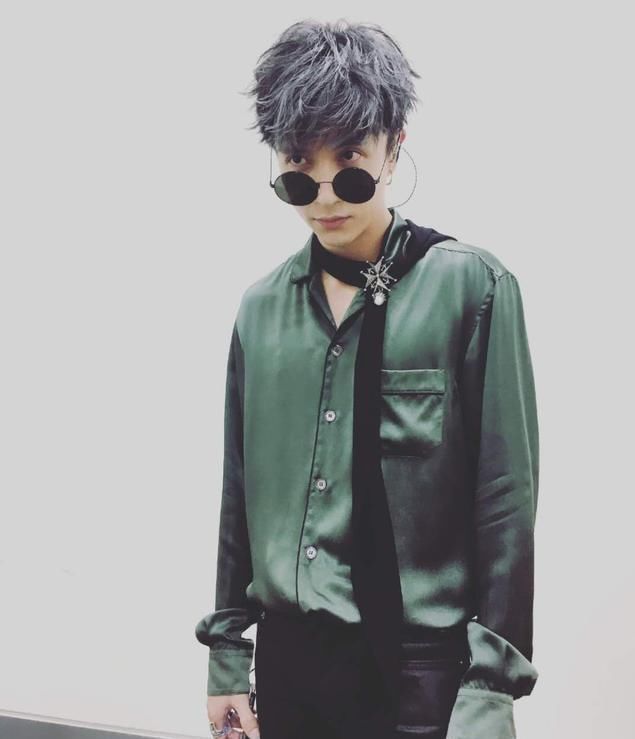 『薛之谦』薛之谦三十多岁穿搭如少年！走在时尚潮流前端开发的“薛式穿搭”深受好评