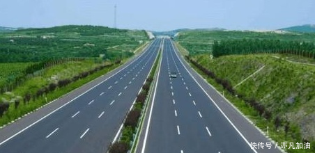  高速@中国首条不限速的高速公路，全长160公里，新技术让14亿国
