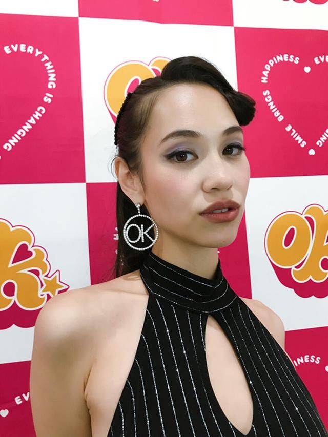 水原希子终于又扎马尾辫，却在刘海上卷个圈，这复古审美没谁了！