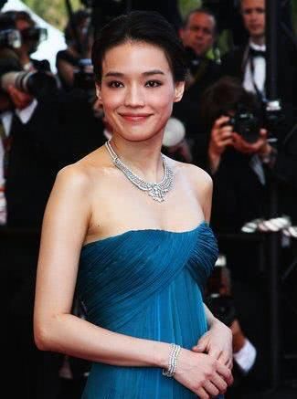  「脖间还佩戴了一」44岁的她依旧风情万种，时尚服饰穿搭高档珠宝首饰，让她无比惊艳