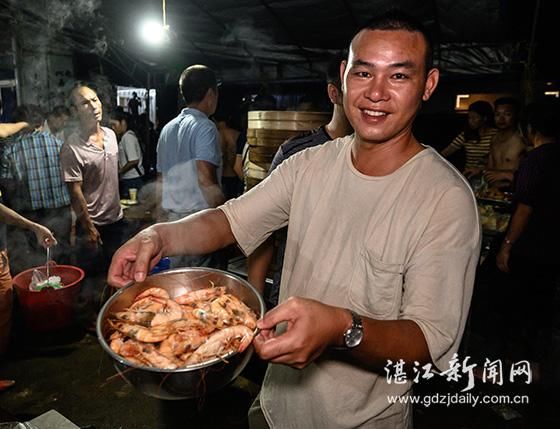 记者凌晨探访遂溪江洪渔港 渔获抢购一空