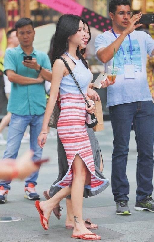 街拍:满街都是白花花的大腿，让我都看不过来了