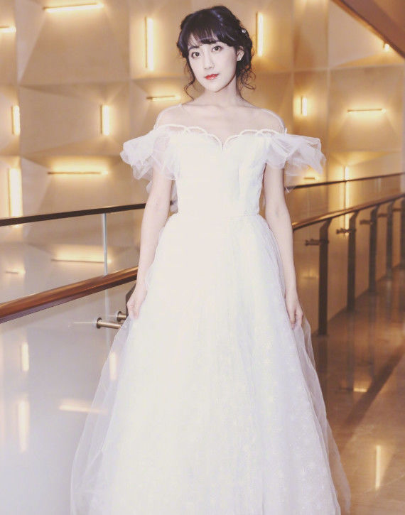 李艺彤“蛇精脸”还走清纯甜美风实在太违和，跟鞠婧祎完全不能比