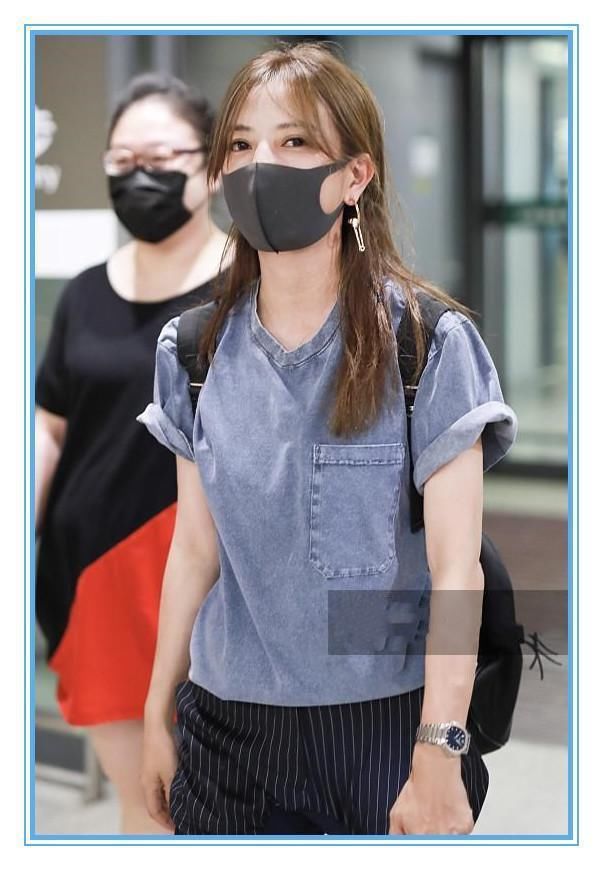 赵薇把别针戴耳环上算什么？李宇春直接别耳朵上，网友：太疯狂！