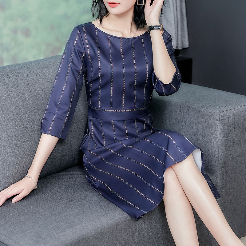 9月早晚温差大，一件洋气的秋裙，干练又不失女人味，想不美都难