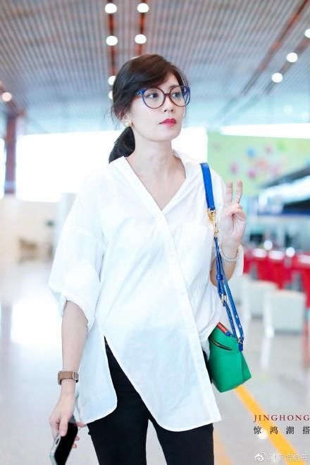 44岁贾静雯把牛仔裤拆成裙子，还两件衫缝一起穿，辣妈也疯狂